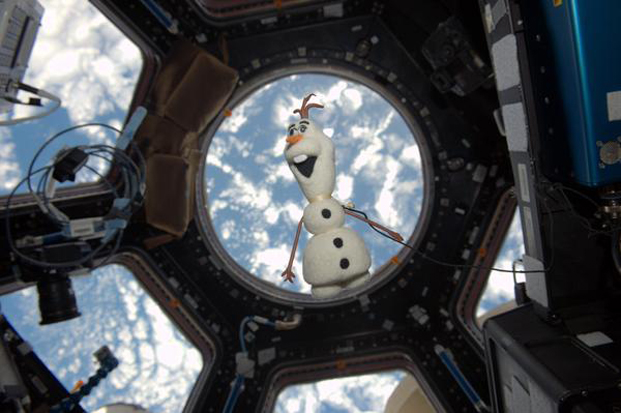 'Frozen' in Space! Olaf the Snowman Floats in Zero-G (Photos)